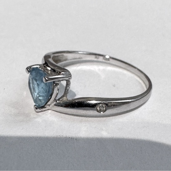 πβ¨ Dainty 14K White Gold Blue Topaz Ring β Minimalist Sparkle + Vintage Charm! - Picture 7 of 14